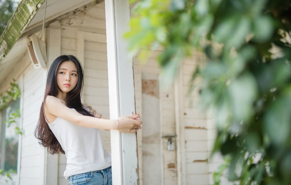 有一天友谊和爱情碰见。爱情问友谊：世上有我了，为什么还要有你的存在？友谊笑着说：爱情会让人们流泪，而友谊的存在就是帮人们擦干眼泪。朋友就是：偶尔会为你忧虑给你关心替你懆心想你开心逗你开心请你放心。